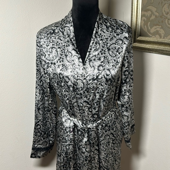 APT.9 Intimates black white print satin polyester wrap around night robe Sz S - Picture 2 of 6